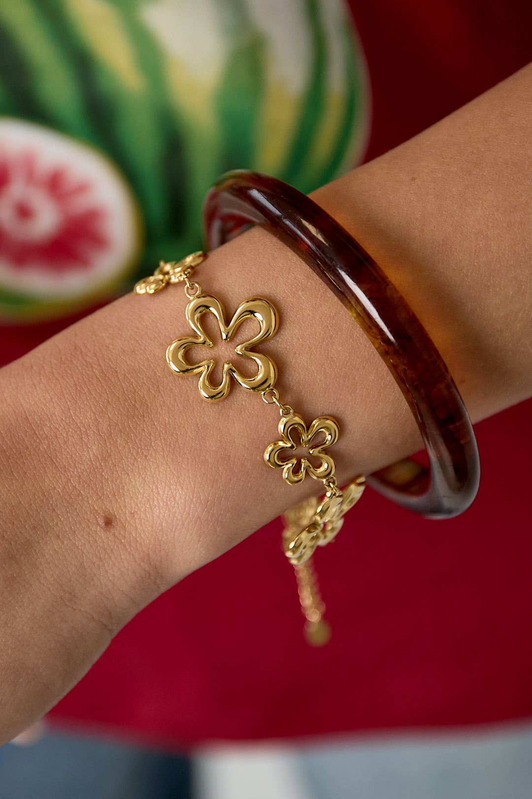 Bracelet with coral-shaped playful flowers in varying sizes