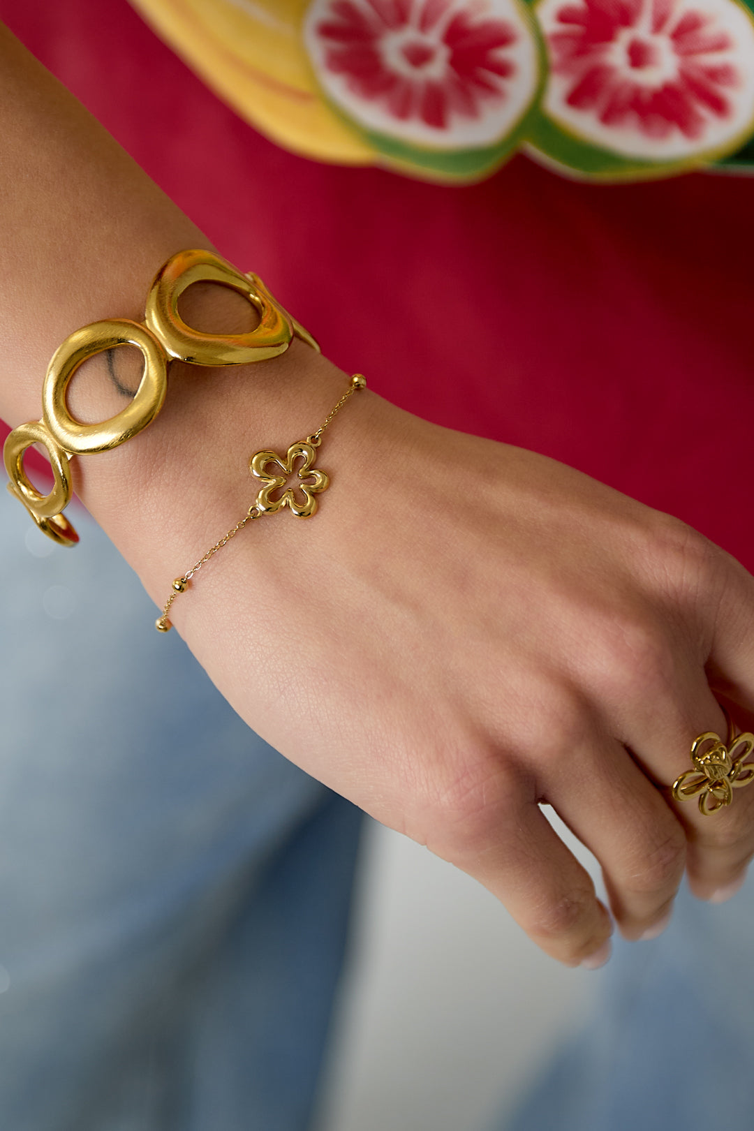 Bracelet with coral-shaped playful flowers in varying sizes