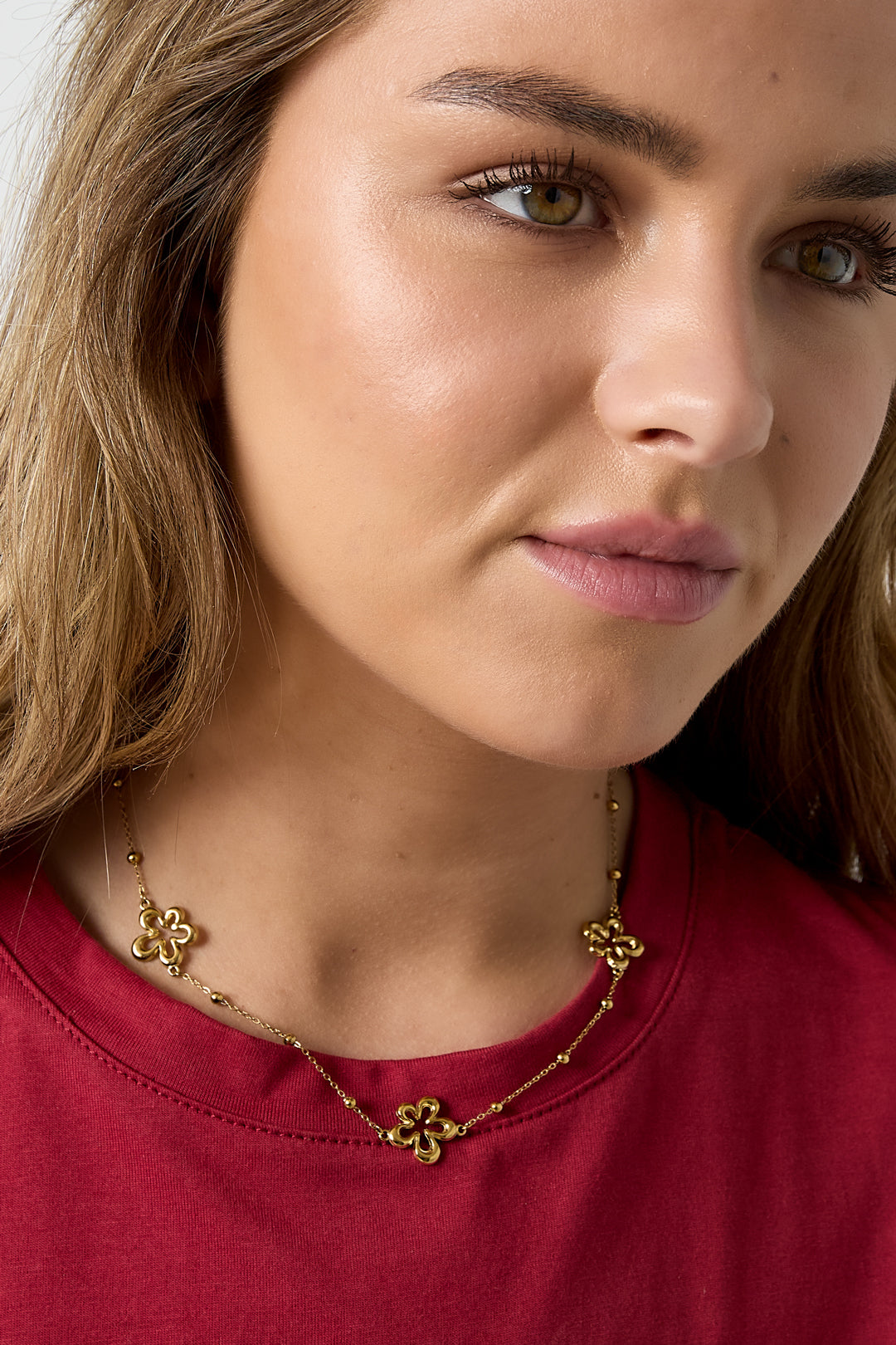 Necklace with coral-shaped flowers
